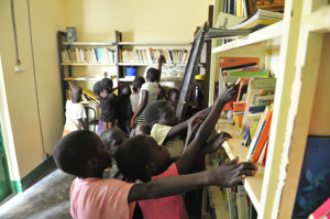 Les enfants dans la bibliothèque