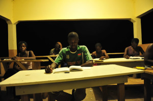 Les jeunes qui étudient dans la nuit
